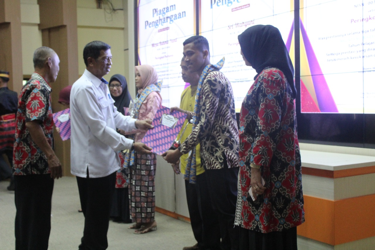 Bangun Kolaborasi Kepala BPMP Sulawesi Barat menghadiri Pelepasan Siswa SMKN 2 Majene